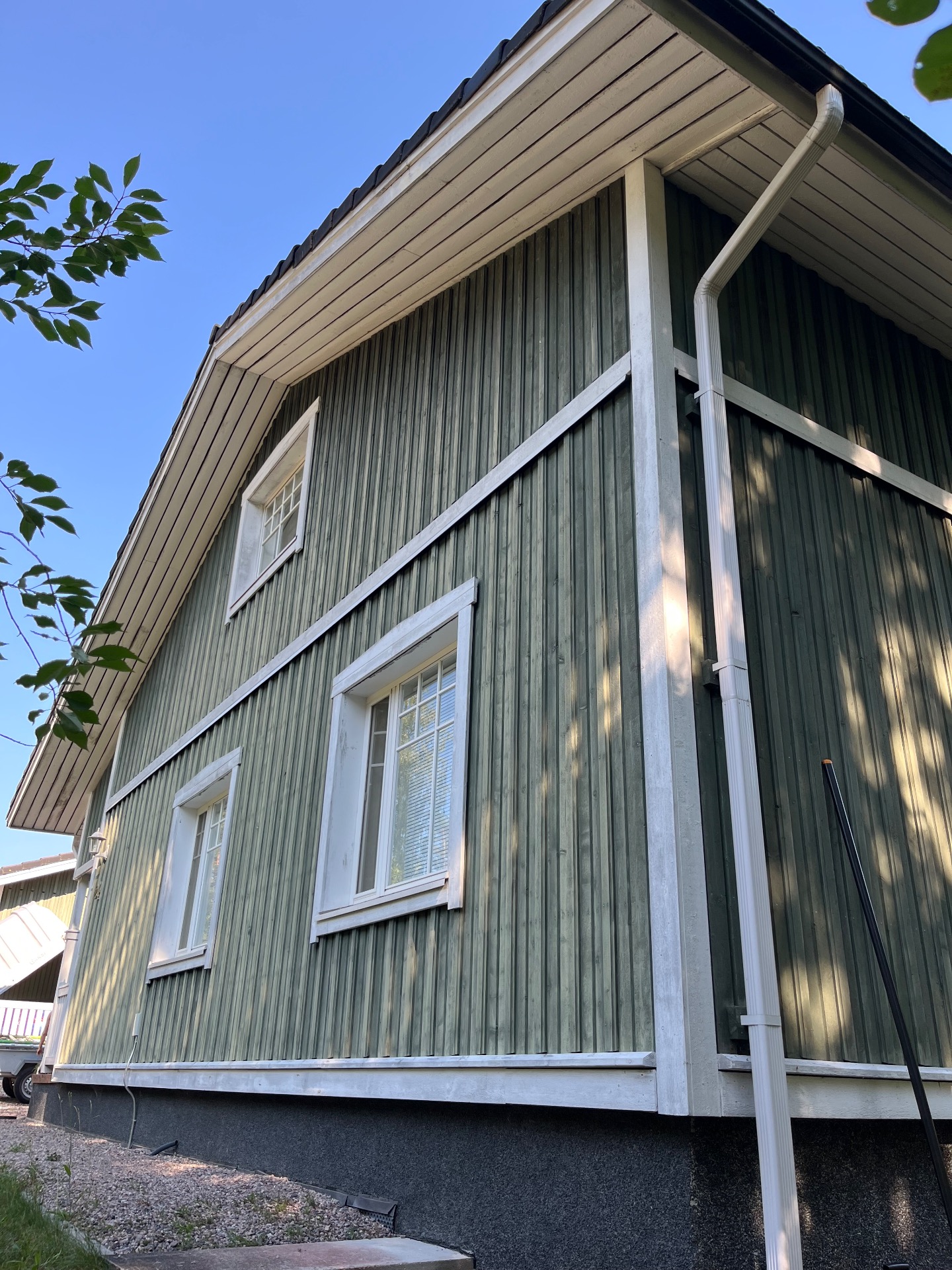 Omakotitalon ulkomaalaus, Helsinki. Ennen: 