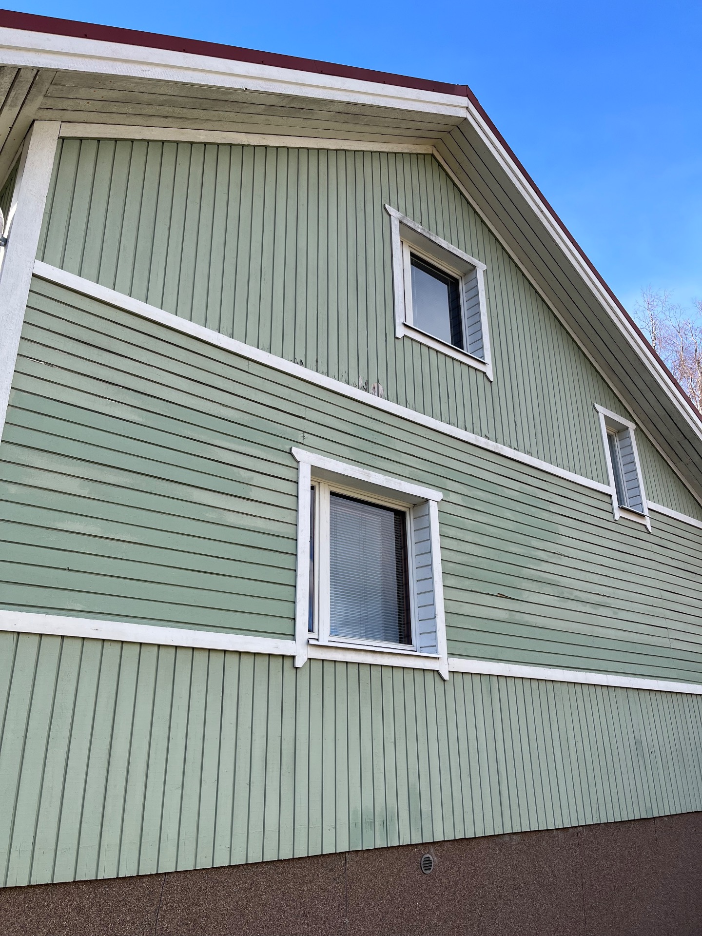 Omakotitalon ulkomaalaus, Espoo. Ennen: